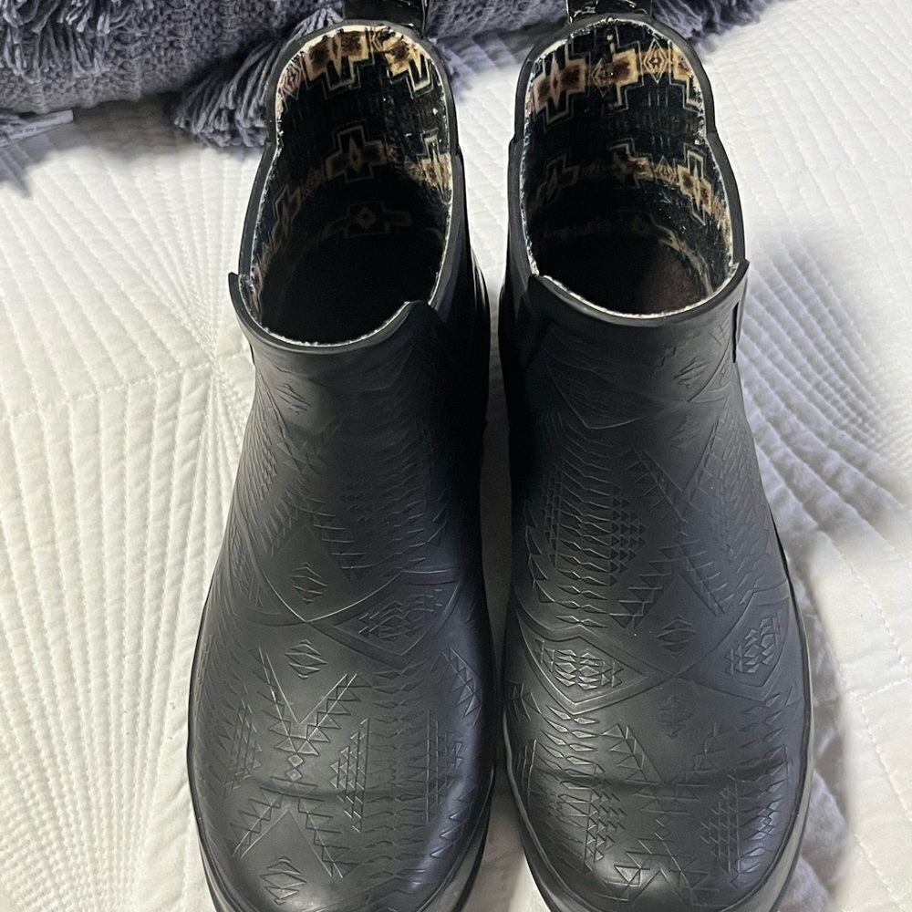 Pendleton Embossed Chelsea Rain Boots (Size 7) - Picture 4 of 16